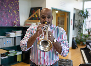 A man playing an instrument. Link to Life Stage Gift Planner Under Age 60 Situations.